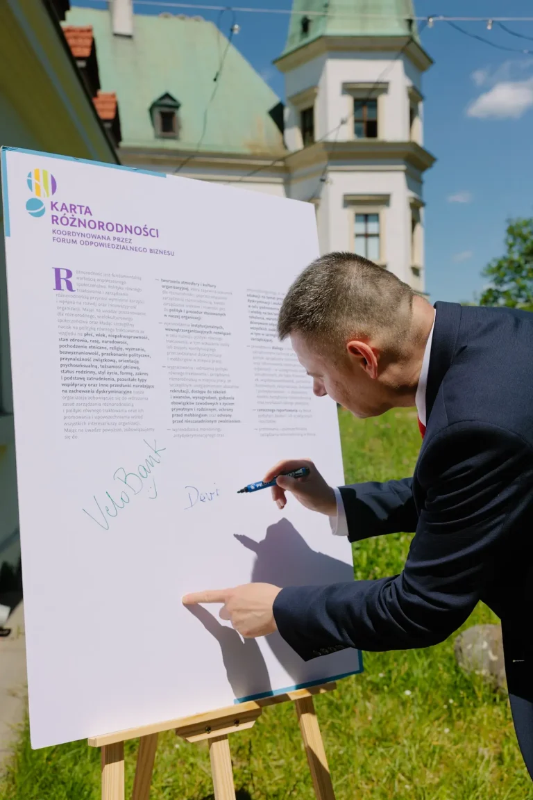 Device Europe representative signing the Diversity Charter